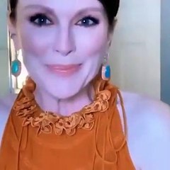 إطلالة جوليان مور بفستان Chloé لاتعرف قيود المكان أو الزمان