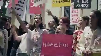 بإطلالة العشرينيات، عشاء الموضة يجمع أمل كلوني وستيلا مكارتني