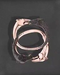 الأحجار السوداء مقابل الذهب في مجوهرات Black Of Light من هيرميس!