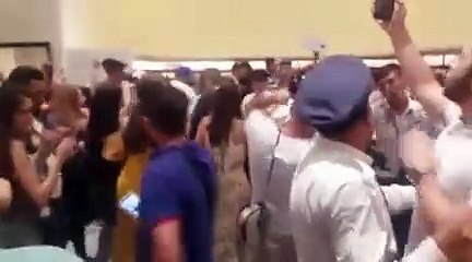 سرقة وفوضى تسبب بها محبو بوراك أوزجفيت لحظة وصوله إلى بيروت!