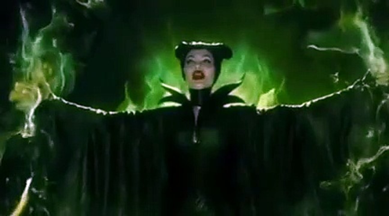 أنجلينا جولي تُلهمنا لتنسيق قطعة أساسية من خزانة المرأة العربية