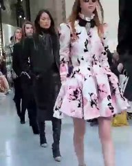 سروال جيجي حديد يخدع الجميع بتصميمه الجريء!