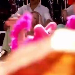 بفستان ذهبي يُحاكي المجوهرات، كايلي مينوغ تعود إلى مهرجان غلاستونبري بعد غياب 14 عاماً