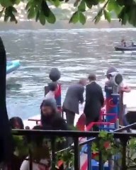 شاهدي بالفيديو، جورج كلوني وأوباما يتوجّهان إلى حفل خيري على طريقة هوليوودية