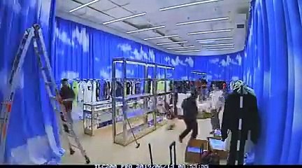 جيجي حديد هي الأهم في عرض Off-White للرجال لربيع 2020، فهل يوجد خطأ ما!