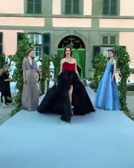 ريتا أورا لم تقلّ أنوثة عن إلسا هوسك في حفل Naked Heart Foundation