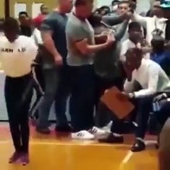 أرنولد شوارزنيغر تعرّض لضربة مباغتة على ظهره من أحد الأشخاص!