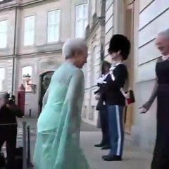 بعربة تجرّها الخيول ومعرض للمجوهرات، هكذا احتفلت ملكة الدنمارك بعيد ميلاد شقيقتها