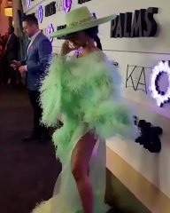 من الريش إلى الفراء، كاردي بي لا تعرف سوى الإطلالات الدراماتيكية