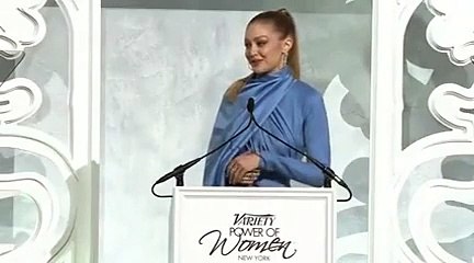 النجمات يعلنَّ بداية الربيع على طريقتهن الخاصة: الكثير من الألوان والشيفون