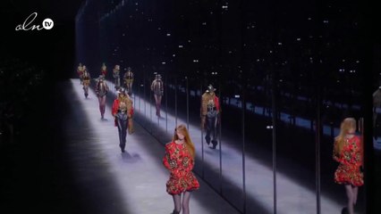 شاهدي عرض سان لوران الذي أحيا من جديد الأكتاف العريضة والبليزرات الطويلة