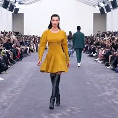 تصاميم روبيرتو كافالي غيّرت من لغتها لمخاطبة المرأة في خريف 2019