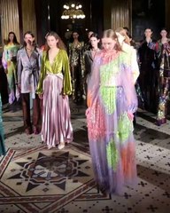 رسالة واضحة من عروض لندن: لا مكان للظلال النيود في مكياج المواسم المقبلة!