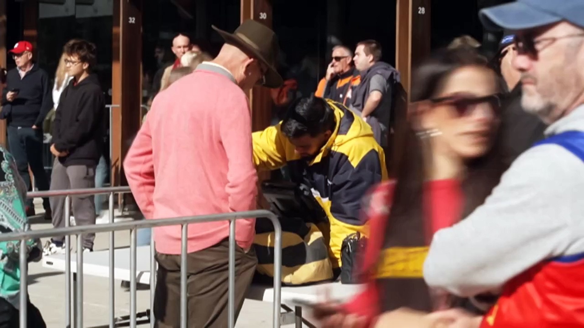 ⁣Tigers and Lions fans forced to wait in long queues at the MCG after Thursday night’s security incid