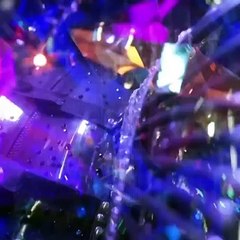 كِمامات حرير مُرصعة بالمجوهرات تتحول إلى قلائد وأقراط