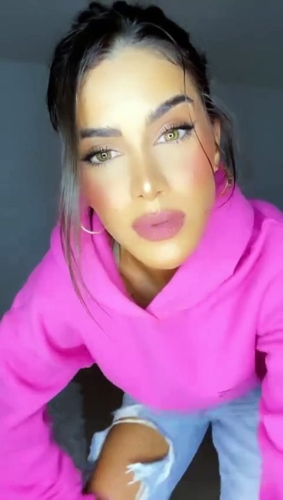 اللون الزهري فيه كلّ الرومانسية والأنوثة لإطلالات صيف 2021