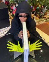 ريهانا تزور المكتبة بقبعة ضخمة من الفراء وجينز غوتشي من التسعينيات