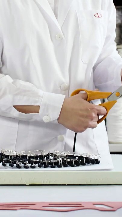 فالنتينو تسرد براعتها الحرفيّة في حذاء رياضي جديد من الكروشيه