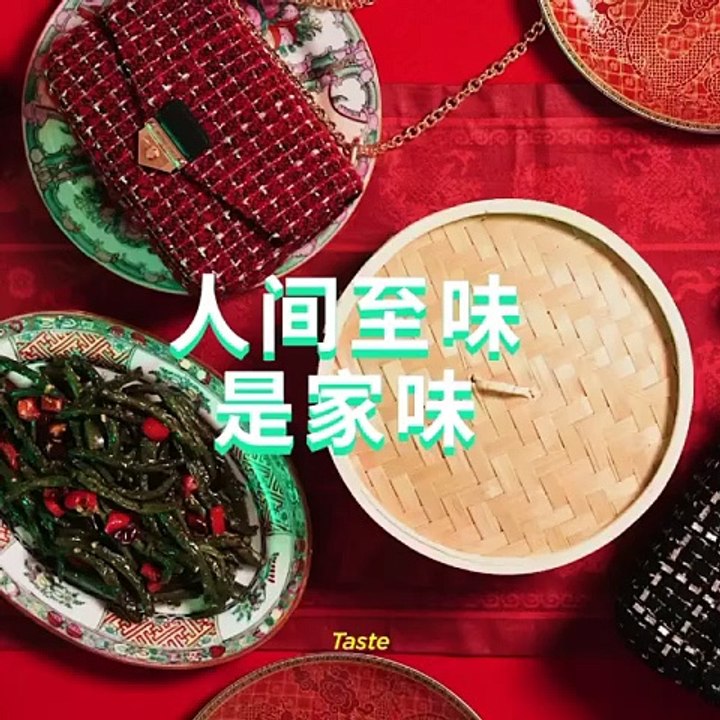 مايكل كورس يذكّرنا بأهمية اللمة العائلية في حمل...