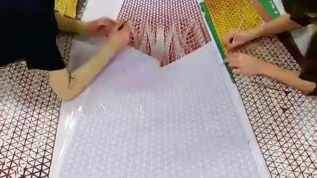 البلاستيك المعاد تدويره والحياة الفطرية في تصاميم Iris van Herpen للهوت كوتور