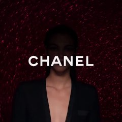 لوشيا بيكا تستوحي مكياج شانيل من الأزهار وتشاركنا أفضل نصائحها لتطبيق الألوان