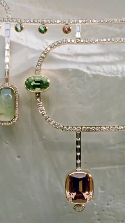 مجوهرات Lignes sensibles من هيرميس تُعانق الجسد بنعومة وتغمر الجلد بتوهج الضوء