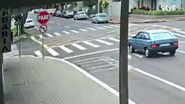 Câmera flagra acidente entre Gol e BMW no centro de Cascavel