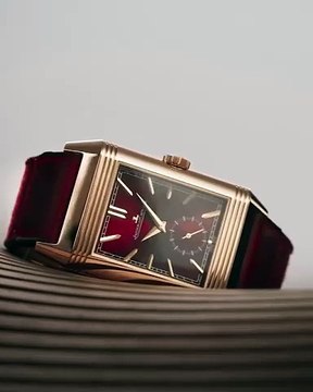 ساعة جيجر- لوكولتر تكتسي اللون الأحمر العنّابي احتفالاً بعيدها الـ90