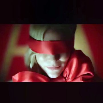 كيت بلانشيت تحتفل بإطلالات أرماني الراقية في حملة Si للأعياد