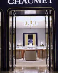 بوتيك شوميه الجديد في أبوظبي يستحضر الأجواء الباريسية ورموز الدار الأيقونية