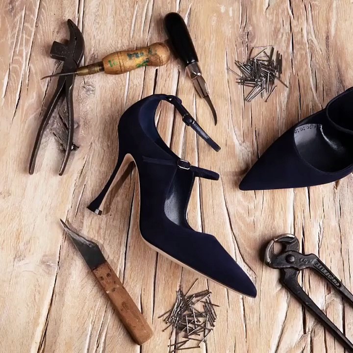 منصة NET-A-PORTER تستقبل للمرة الأولى مجموعة مُختارة من أحذية مانولو بلانيك