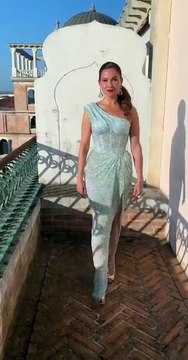 ريّا أبي راشد أيقونة جمال عربية على السجادة الحمراء في البندقية