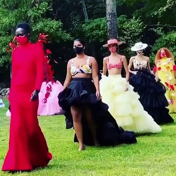 عرض Christian Siriano مزيجٌ بين الموضة والمرح والخيال