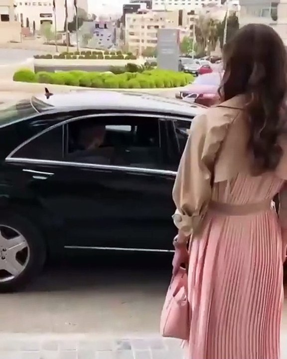 في عيد ميلادها، 15 إطلالة تكرّس الملكة رانيا أيقونة للأناقة المعاصرة