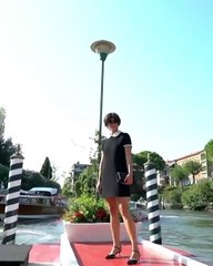 بعدما أدّت دور الأميرة ديانا، تفاصيل إطلالة إيما كورين لم تخلُ من اللمسة الملكيّة