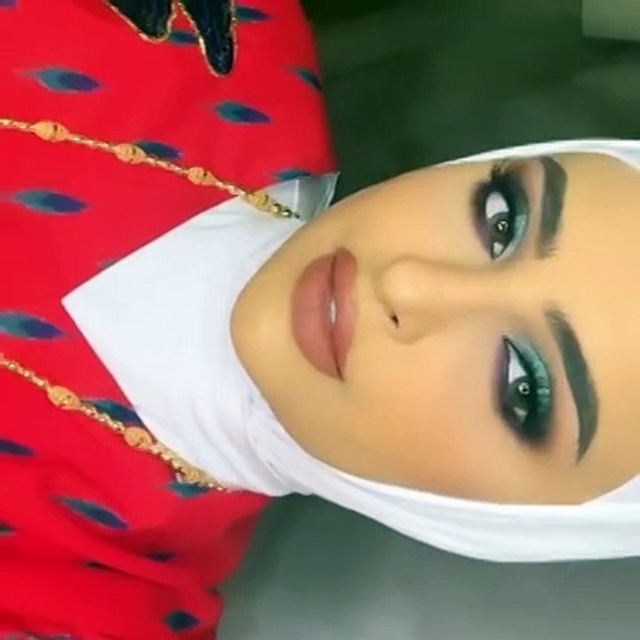 تفنّني بتطبيق ظلال العينين الزرقاوين على طريقة المؤثرات العربيات