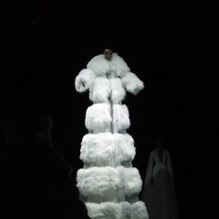 7 نظارات شمسية تحمي عينيكِ بالكريستالات البرّاقة والسلاسل من فالنتينو