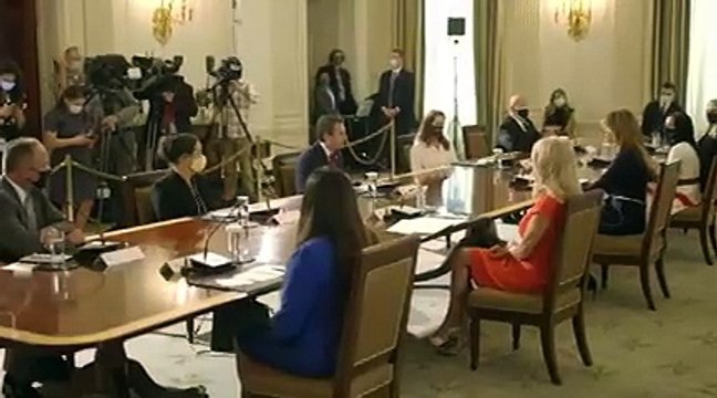 ميلانيا ترامب تلجأ إلى الأكسسوارات لتغيير إطلالاتها المُتكرّرة
