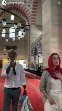 بحجاب وملابس شفافة آمبر هيرد تزور جامع في اسطنبول!