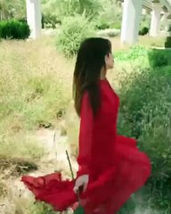 شاهدي صور الفاشنيستاز واعتمدي طريقتهن في ارتداء اللون الأحمر