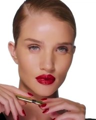 فكّري بالحمرة الحمراء في إطلالتكِ أيام العيد