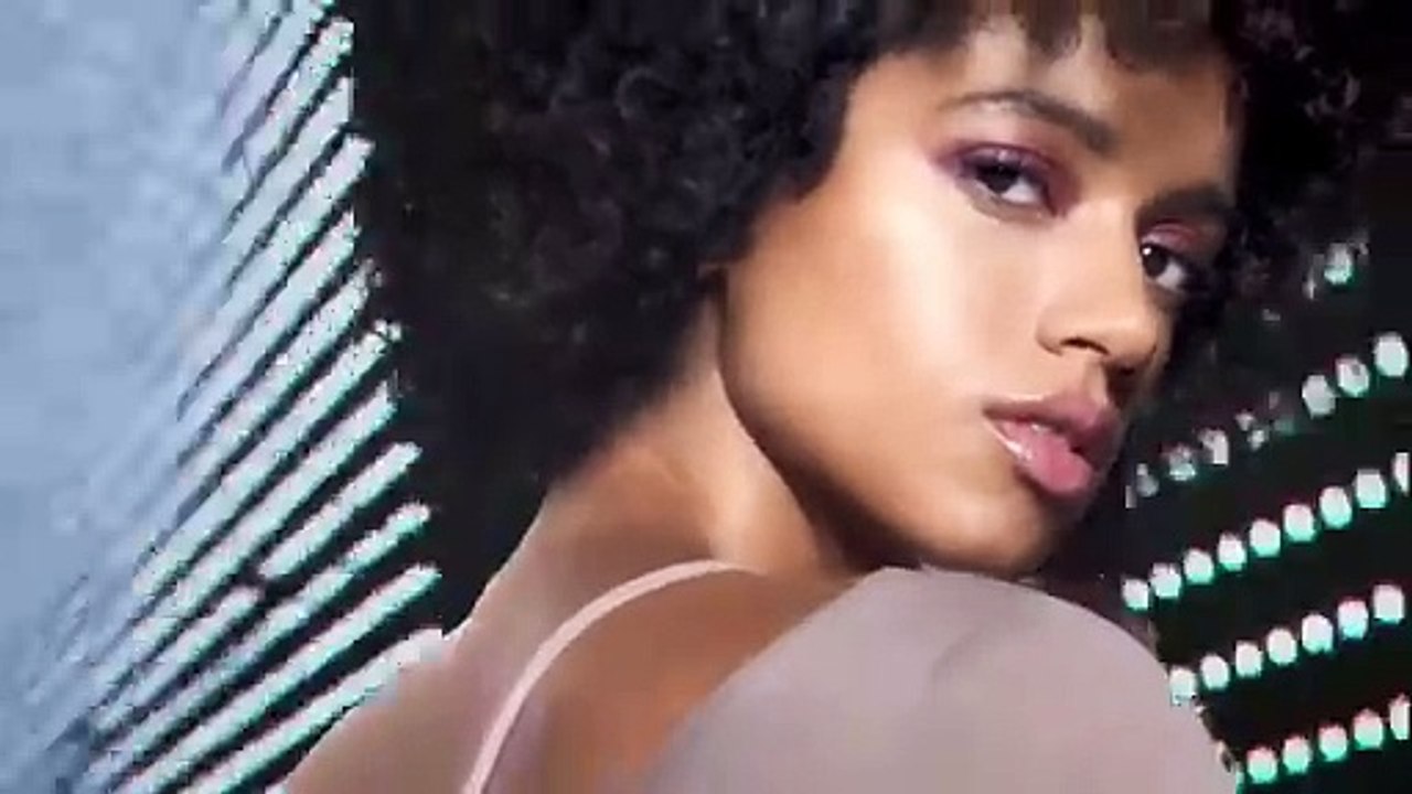 في دقيقة واحدة، خبير تجميل ديور يشرح لنا خطوات مكياج عيون سموكي باللون الوردي الميتالك