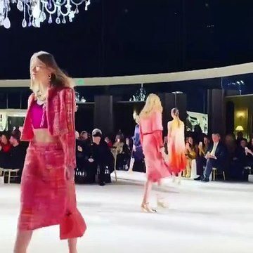 4 تفاصيل يجب أن تعرفيها عن مجموعة Chanel Métiers D'Art الأولى لفيرجيني فيارد