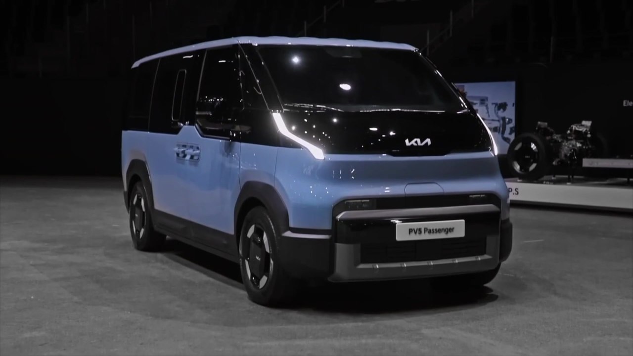 Kia PV5 Passenger - Geometrische Silhouette, große Fensterflächen, robustes Heck