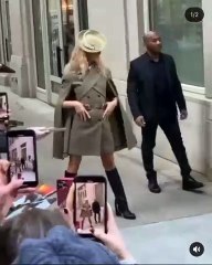 سيلين ديون استعرضت مفاتنها ومواهبها في شوارع نيويورك