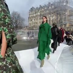 موضة الشارع من KENZO لخريف 2020 بالمعاطف والجزمات