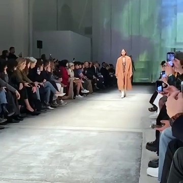 عروض ميلانو تعيد تتويج البذلة كأبرز إطلالات الموضة للخريف المقبل