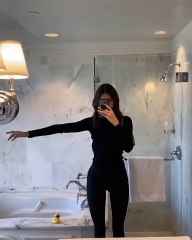 بعيداً عن المنصّة، هكذا تختار العارضات إطلالاتهن اليوميّة في ميلانو