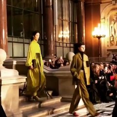 في عرض روكساندا، كلّ الأزياء التي تحتاج إليها أي امرأةٍ للوك الخريف المقبل