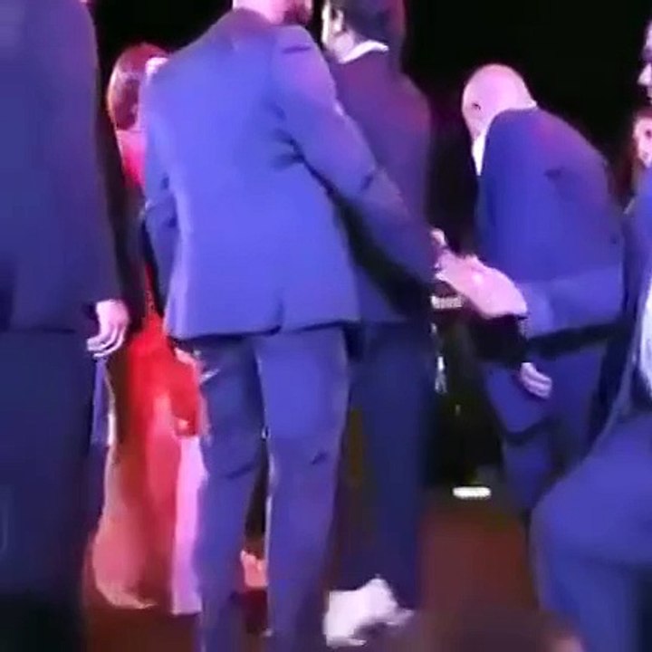 مُعجب يقتحم المسرح ويركع أمام هيفاء وهبي
